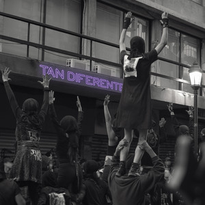 MANDALA, NELSON: Tan Diferente