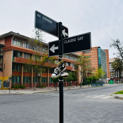 LOS PRETENCIOSOS: Tus Converse Negras