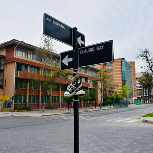 LOS PRETENCIOSOS: Tus Converse Negras